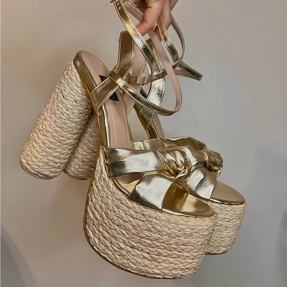 Unique gold leather heels - Picture 2 of 2